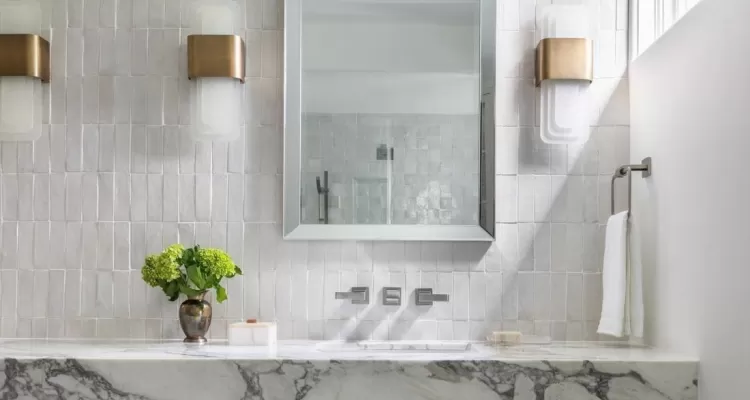@lyrdinteriors bright bathroom