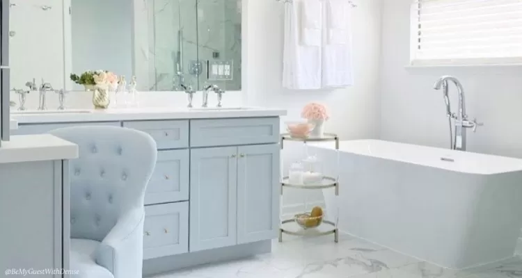 @BeMyGuestWithDenise's beautiful bright bathroom