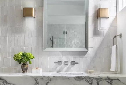 @lyrdinteriors bright bathroom