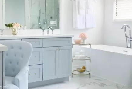 @BeMyGuestWithDenise's beautiful bright bathroom